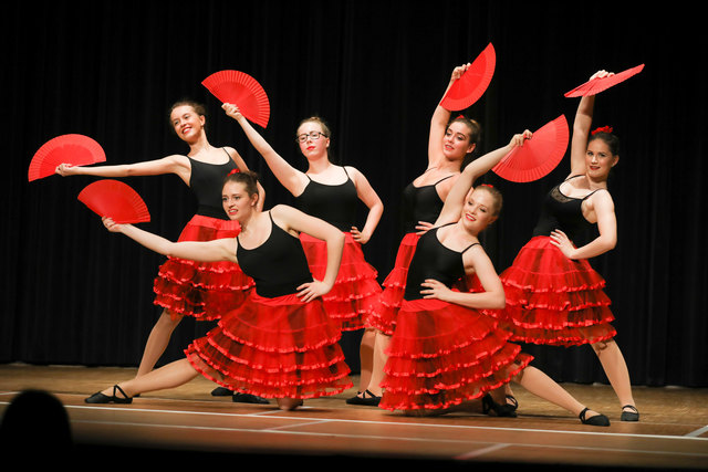 Ballett Fortgeschrittene: Spanischer Tanz aus Schwanensee mit Maxima Bachmaier, Anja Koller, Nadine Baumgartner, Sophie Luckeneder, Valentina Vitale und Lisa-Maria Guntner.