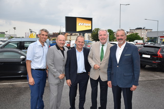 V.l.: Juniorchef Jochen Schwarz, Josef Ederl (Konsulent Fa. Digilight), Kurt Schügerl (Geschäftsführer Fa. Digilight), Bürgermeister Klaus Schneeberger und KR Ferdinand Schwarz (Geschäftsführer Autohaus Zezula).