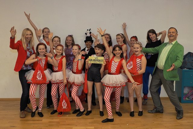 Bürgermeisterin Monika Obereigner-Sivec, Enzorama Tanzstudioleiterin Tanja Huber, Stadtrat Andreas Vanek und die „enzo crew“
