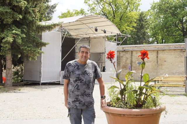 Zwischen Bühne und Blumen verriet Herbert Kühfuss das Programm vom heurigen "Sommer im Schloss".