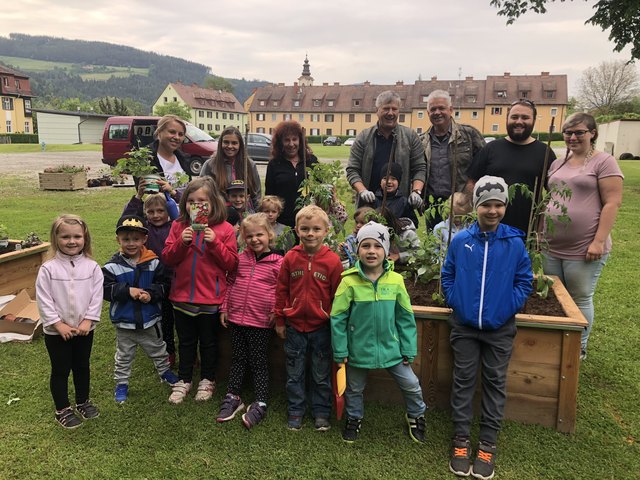Die Kindergartenkinder sind sichtlich stolz auf ihre Hochbeete und die geleistete Arbeit. | Foto: Schuc