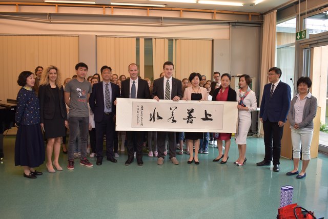 Empfang der chinesischen Delegation am Alten Gymnasium - Mitte: Schulleiter Martin Baumann, Vizeschulamtsleiterin Lu Qin und Kulturreferent  Johannes Gsaxner | Foto: Freisinger