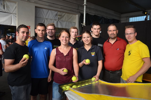 Das Team der Feuerwehr Wolfsbach nach dem Partner-Play mit Tennisbällen: Manuel Klingersberger, René Krieger, Fabian Pils, Birgit Jungbauer, Nico Gerg, Angelika Baumgartner, Tobias Strasser, Kommandant Florian Kammerhuber und Michael Kirchweger. (von links) | Foto: Ebner