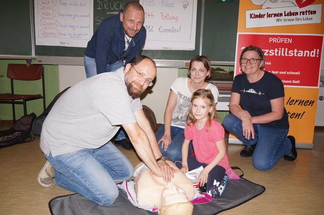 Das St. Oswalder Ehepaar Harald und Sonja Knass, hier mit Tochter Katharina, hat das Projekt "Kinder lernen Leben retten" mit Notärztin Barbara Wagner (r.) und Rot Kreuz Bildungskoordinator Gerhard Fürpass (stehend) initiiert.