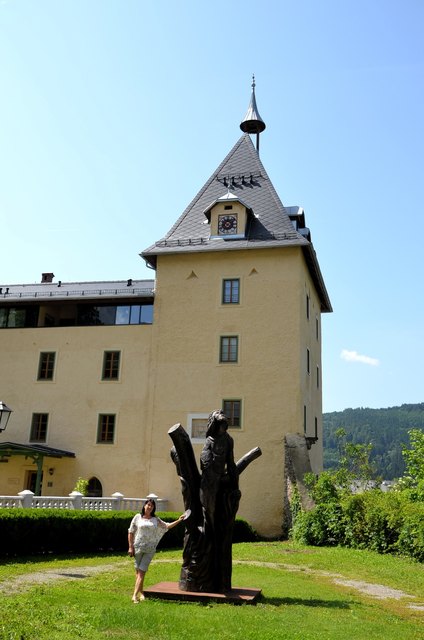 Die monumentale Holzskulptur "Hoffnung und Auferstehung" von Johann Weyringer