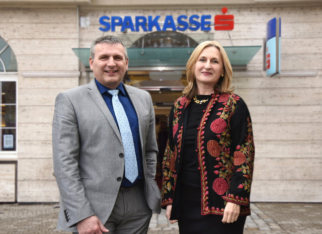 Manfred Kamper Abteilungsleiter Wohnbau Privat, VDir. Mag Gertrude Schwebisch, MBA.
