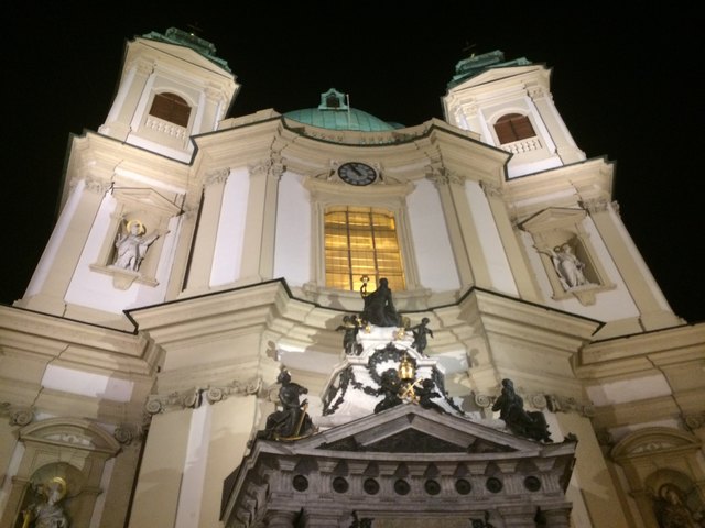 Es werde Licht: In der St. Peter Kirche am Graben blieb es während der Langen Nacht der Kirchen bis spät in die Nacht hell. | Foto: Noël Gaar