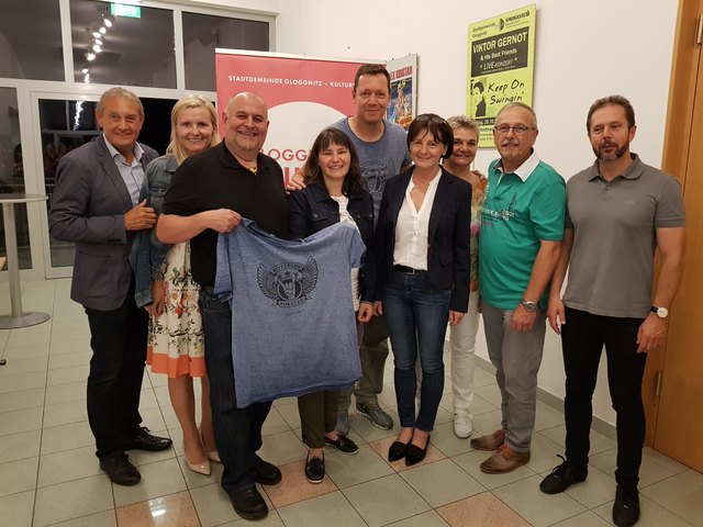 Der Reichenauer Alt-Bürgermeister und Neo-Ehrenbürger Hans Ledolter, Mag. Astrid Brandstetter von der Bezirkshauptmannschaft, Vizebürgermeister Erich Santner, Gemeinderätin Iris Hintringer, Alex Kristan, Bürgermeisterin Irene Gölles, Gemeinderätin Elisabeth Bauer und die Stadträte Wolfgang Hahnl und Peter Kasper (v.l.).