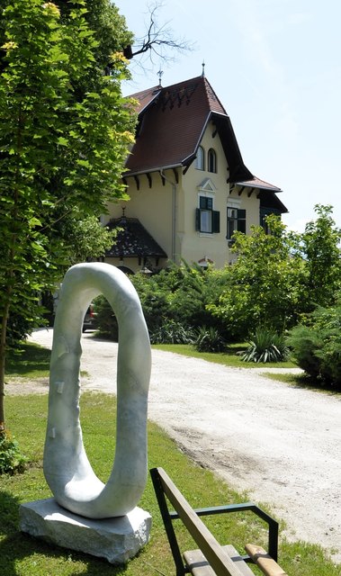 Das 2017 von Niclas Anatol Walkensteiner geschaffene Tor steht im Garten der Villa Verdin