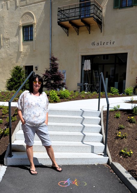 Petra Weißenböck vor ihrer Lindenhof Galerie mit dem markanten Radl-Logo vor der Treppe
