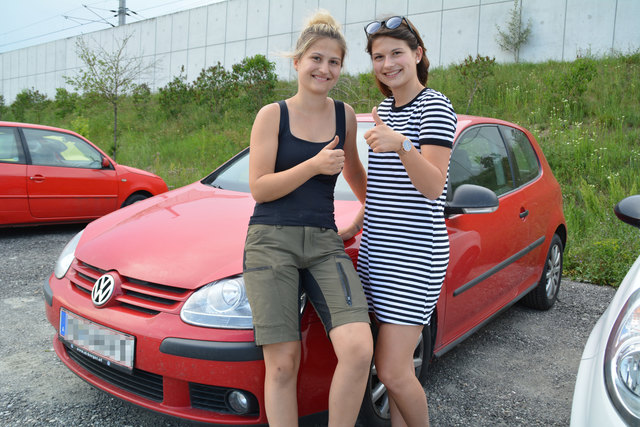 17 Uhr am Bahnhof Tullnerfeld: Lena und Hanna Einfalt kommen gerade aus dem Zug, nun geht es mit dem Auto nach Hause.