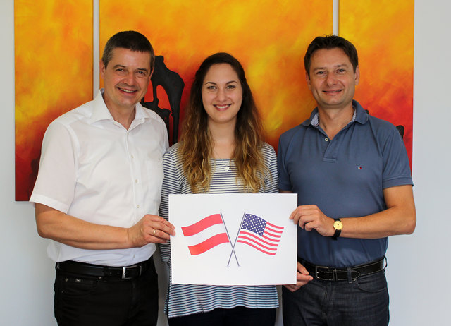 Dir. Wilfried Lercher (l.) und Betreuungslehrer Christian Putz (r.) verabschiedeten die US-amerikanische Sprachenassistentin Alana Skellett