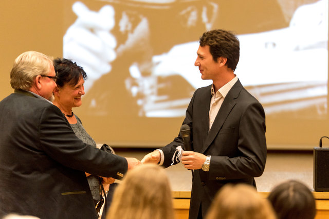 Übergabe der Schreibmaschine von Käthe Recheis an die Hörschinger Schulen (Direktor Siegfried Kapl, Direktorin Michaela Seidler, Manes Recheis) | Foto: Robert Schenkenfelder