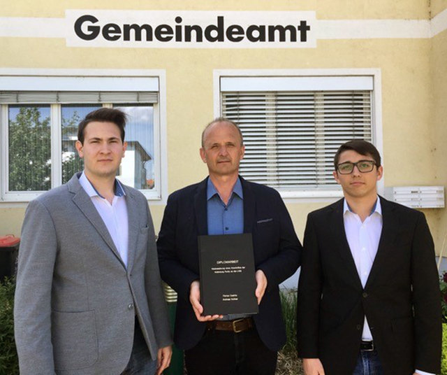 Florian Csekits, Bürgermeister Helmut Kopeszki und Andreas Gullner (v.l.) bei der Übergabe der Diplomarbeit
