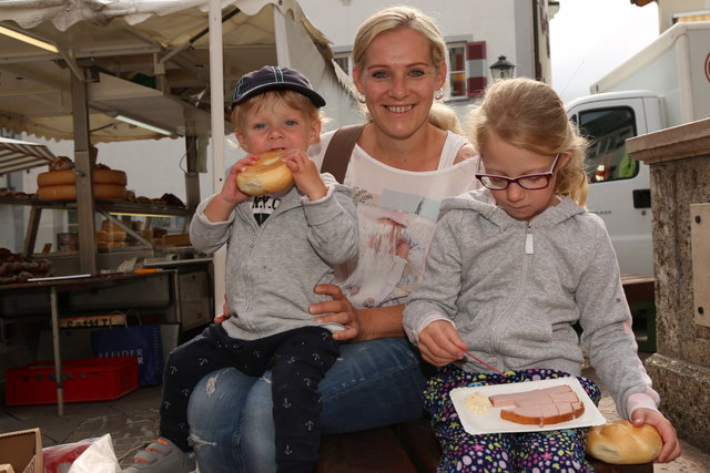 Marwin, Sandra und Sina Panzl  stärkten sich mit frischen Leberkäs von Schultes.