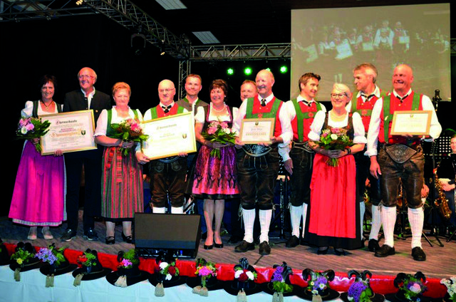 Peter Margreiter und Bernhard Silberberger wurde die Ehrenmitgliedschaft der BMK Auffach verliehen, Peter Mayr und Robert Weißbacher sen. erhielten die „Ehrennadel der Gemeinde Wildschönau“. | Foto: BMK Auffach