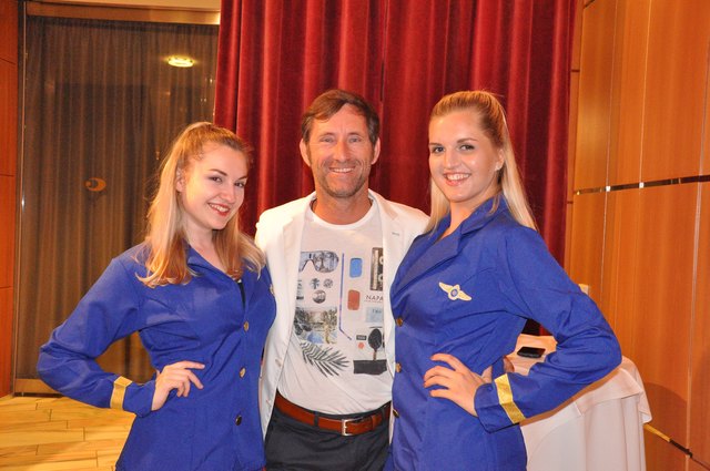 WOCHE Regionalleiter Daniel Klier mit zwei feschen Backgroundtänzerinnen