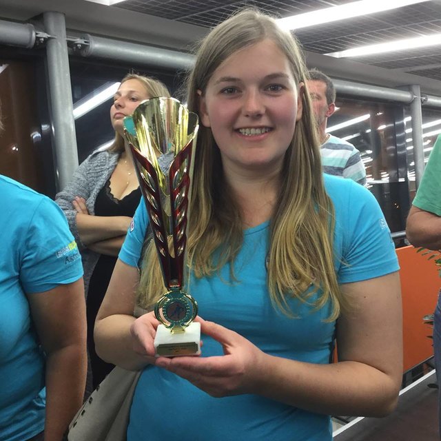 Verteidigerin Meli mit dem Pokal