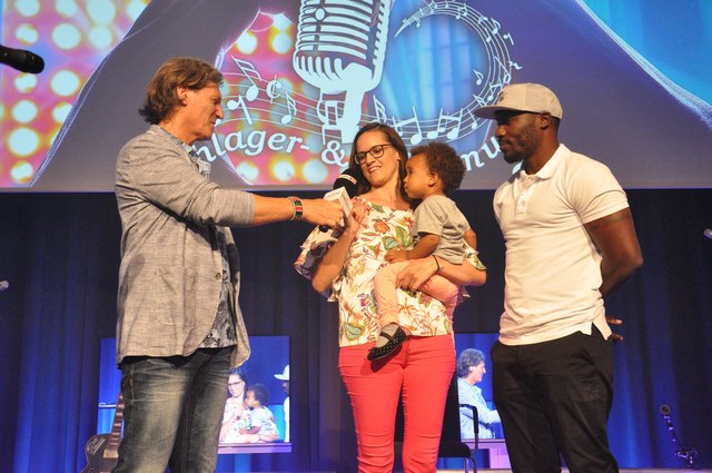 Moderator & Initiator & Gründer des Hilfsprojekts "Schilling für Shilling" Eddie Kroll mit Gästen aus Kenia