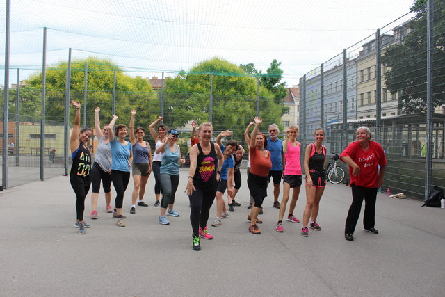 Michaela Lichtblau (Mitte, mit einem schwarzen und einen rosa Schuh) bietet jeden Samstag gratis ihr Zumba-Training am Hofferplatz an.