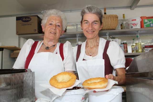 Köstliche Krapfen boten Erni und Anni beim Dorffest an.