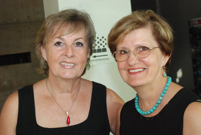 Die singenden Schuldirektorinnen Irene Ille und Maria Grafendorfer.