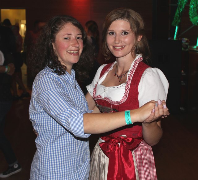 Schwangen das Tanzbein: Anna und Babsi