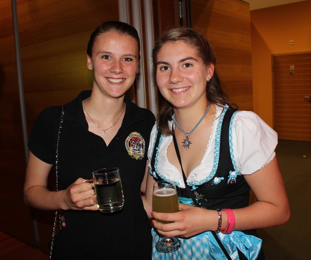 In Partystimmung: Anna-Lena und Julia