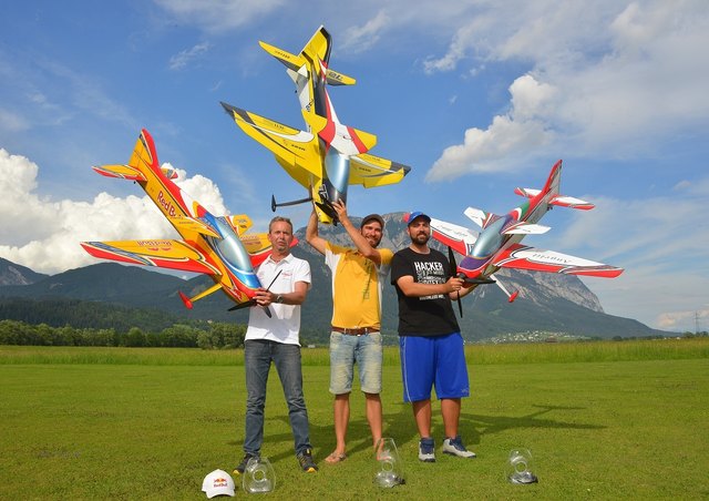 Stockerlplätze des World Cup F3A Bewerbes in Feistritz an der Gail: Sieger Gernot Bruckmann (Mitte) vor Markus Zeiner (links) und Christian Niklaß (rechts)