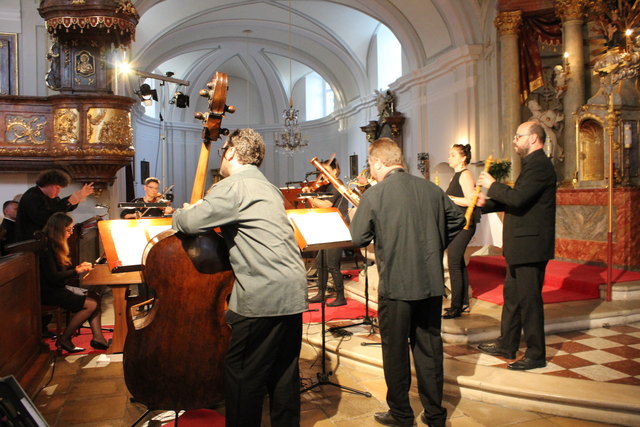 Foto: Gabriella Bösze  Das Czech Ensemble Baroque mit seinem Dirigenten Roman Valek