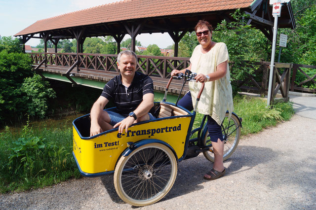 Die Gemeinderäte Gerhard Stampf und Ingrid Rothensteiner drehten bereits eine Runde mit dem Elektro-Lastenrad. | Foto: Marktgemeinde Leobersdorf