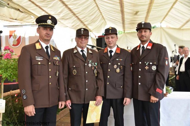 Abschnittsbrandinspektor Thomas Brandl, Ausgezeichneter Manfred Bohusch, HBI Michael Papadi und Bürgermeister Emanuel Pfeifer