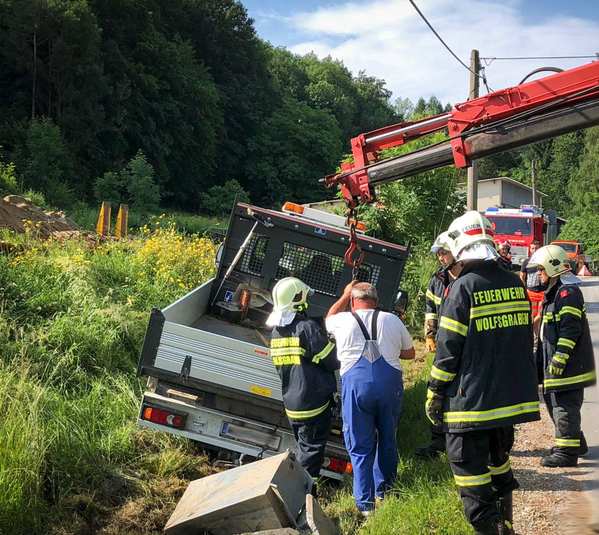 Der Klein-Lkw landet im Graben und wurde mit dem Kran eines KFZ-Handels aus der näheren Umgebung geborgen.