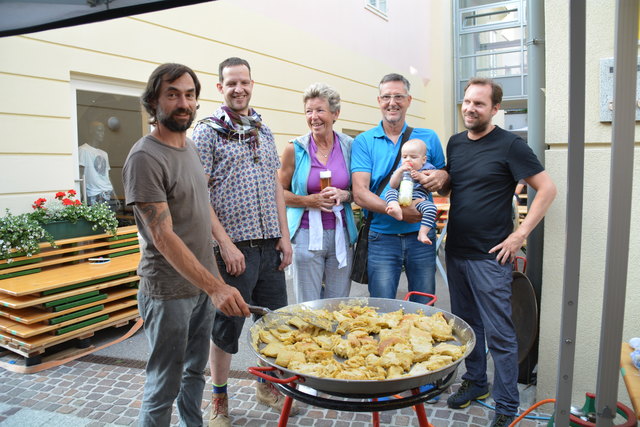 Kaiserschmarrn wurde bei Naturkost Roland angeboten: Peter Blauensteiner mit Hati und Soja Stöckl sowie Martin, Jaro und Roland Weinmesser.