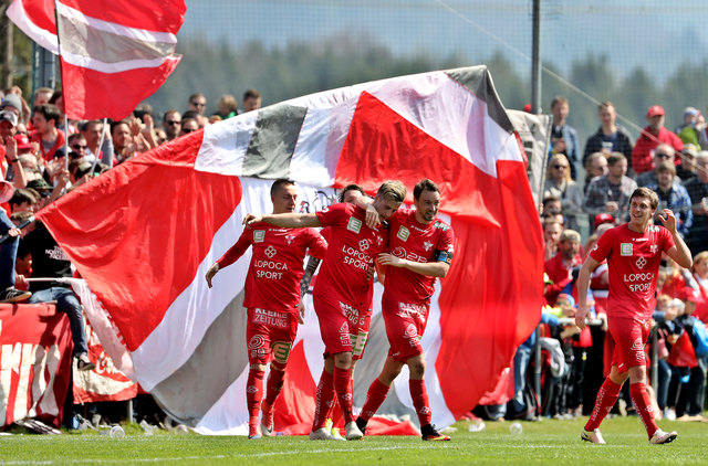 Jubelstimmung: Die Kicker des GAK befinden sich nach dem fixierten Aufstieg in die Regionalliga in Feierlaune. | Foto: GEPA