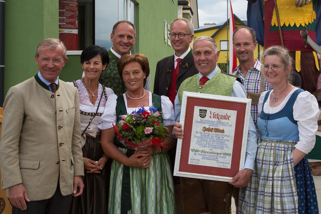 Bei der Verleihung der Urkunde zum Ehrenbürger von Unternberg: LH Wilfried Haslauer, Sonja Sagmeister, Bgm. Peter Sagmeister, Cilli Wind, Bgm. Manfred Sampl (St. Michael), Josef Wind und die Vize-Bgm. von Unternberg, Erna Graggaber. | Foto: Roland Lorscheid