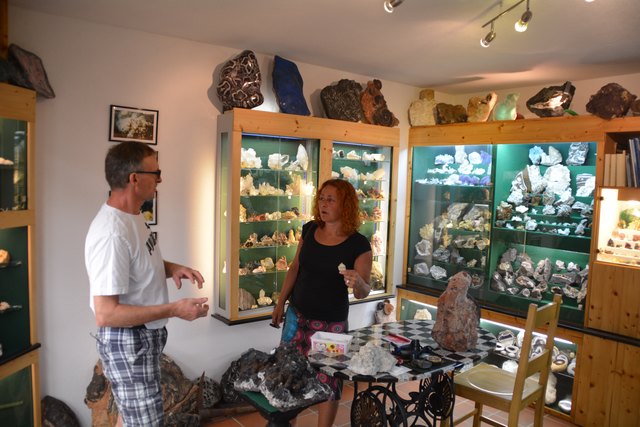 Interessierte Besucher wie Elke Lepore aus Südafrika sind bei Peter Rothenburger jederzeit herzlich willkommen.