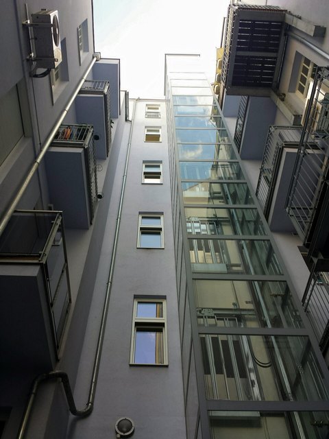 Balkone im Lifthof mit Liftblick. Sind vermutlich eher Raucherbalkone