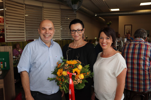 Manfred Prettenthaler gratulierte Brigitte Schrotter zur Café-Übernahme in Rosental. | Foto: Cescutti