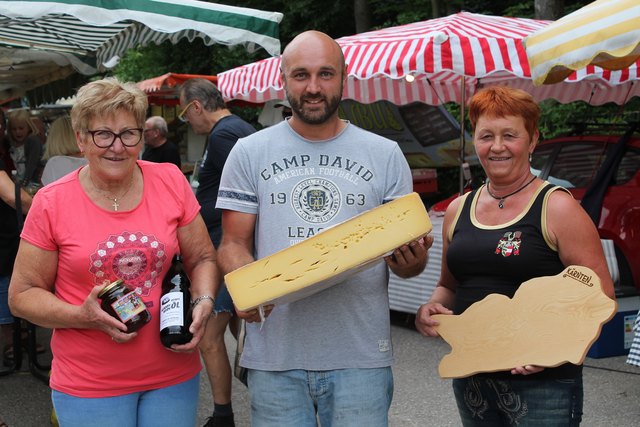 Maria Korak, Daniel Paus und Emilija Mokina (v.l.) zeigen ihre Produktvielfalt | Foto: WOCHE