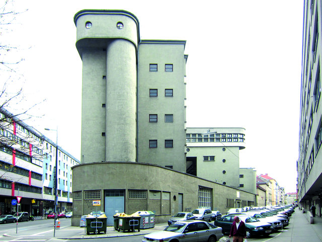 Das Umspannwerk beeindruckt mit massivem Stahlbeton. | Foto: Meder