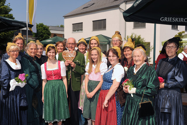 Die Goldhaubengruppe mit Herrn Pfarrer Gerhard Schwarz