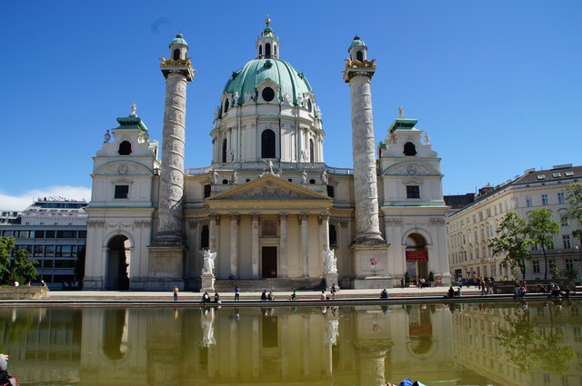 Der Karlsplatz ist ein beliebter Ort zum Verweilen. Die ÖVP Wieden sieht das anders. | Foto: Alois Fischer