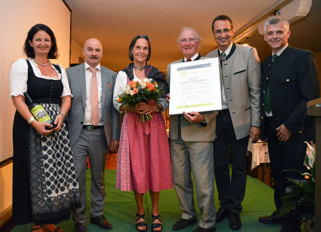 Der Gemeindevorstand gratulierte Gerhard Merckens und seiner Frau zur Verleihung der Ehrenbürgerschaft.
v.l.n.r.: GV Elisabeth Medel, Vbgm. Karl Weilig, Frau Merckens, Ehrenbürger Gerhard Merckens, Bgm. Max Oberleitner und Vbgm. Karl Petermandl. | Foto: Firma Merckens