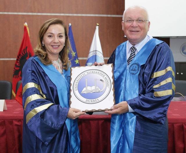 Rektorin Ksenela Sotirofski mit Franz Schausberger bei der Verleihung der Ehrendoktorwürde in Durres (Albanien) | Foto: Institut der Regionen Europas