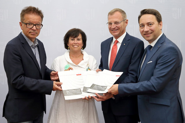 v. l.: Landesrat Rudi Anschober, Landesrätin Birgit Gerstorfer, Landeshauptmann Thomas Stelzer und Landeshauptmann-Stellvertreter Manfred Haimbuchner mit dem neuen OÖ. Integrationsleitbild. | Foto: Land OÖ/Stinglmayr