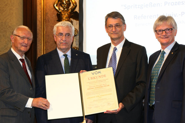 Der Preisträger Georg Steinbichler (2. von links) mit Ernst Pöcksteiner, Vorsitzender und Ehrenpräsident der VÖK, Michael Pöcksteiner, VÖK-Präsident, und Laudator Walter Friesenbichler | Foto: Engel