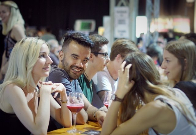 Die Stimmung beim Craft Bier Fest war ausgelassen, man traf sich zum Austausch und gemütlichen Beisammensein. | Foto: Max Garschall