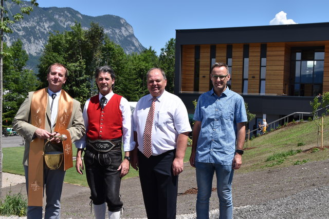Pfarrer Stanislav Gajdos, der Obmann der BMK Kirchbichl Hannes Schrattenthaler, Bürgermeister Herbert Rieder und der Obmann des Bienenzuchtvereines Kirchbichl-Bad Häring-Wörgl Konrad Gwiggner (v.l.) vor dem neuen Gebäude.