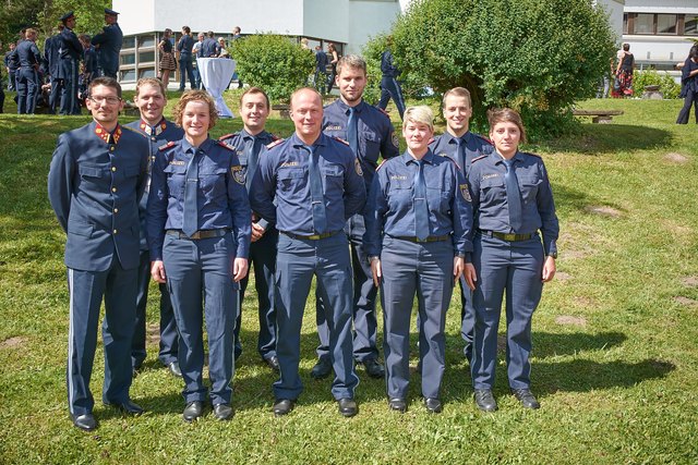 BPKdt. Stv. Hptm Enrico Gabl (li.) mit den neuen Bediensteten die im Bezirk Landeck ihren Dienst verrichten. | Foto: LPD Tirol
